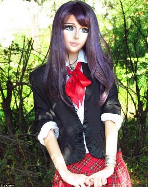 ЖИВИ КУКЛИ – В ТЪРСЕНЕ НА ПЛАСТМАСОВО СЪВЪРШЕНСТВО